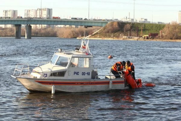 Московские спасатели вытащили мужчину, упавшего в реку Яузу
