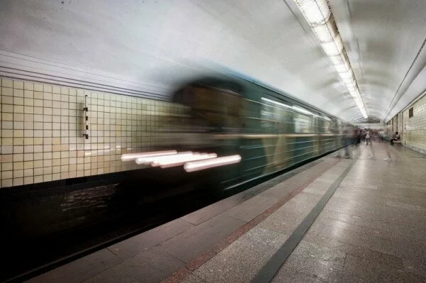 На «Бутырской» под поездом метро погиб человек