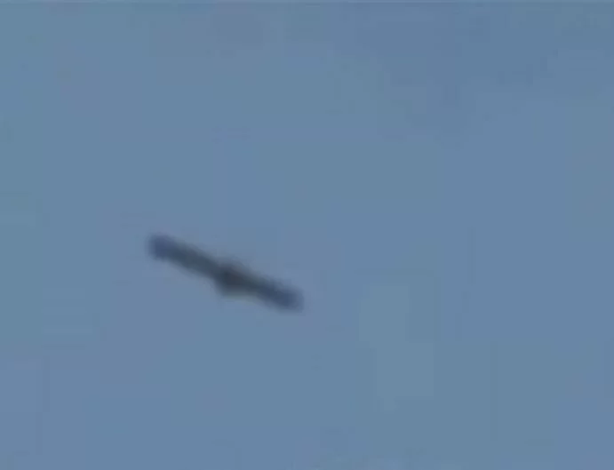 Сигарообразный НЛО попал на видео над военной базой в Северной Корее