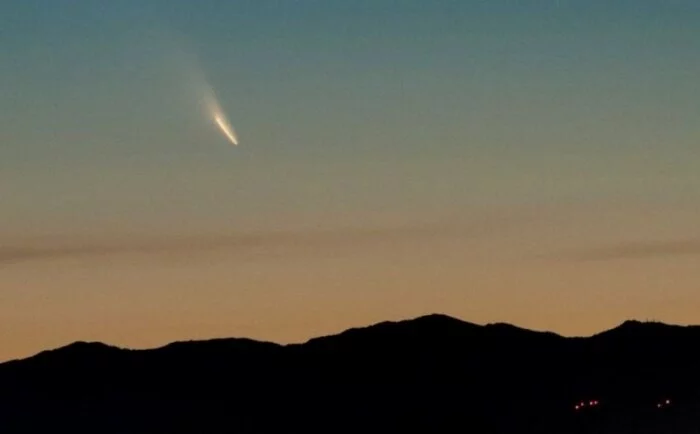 Кемеровчане заметили в небе над городом летящий «метеорит»
