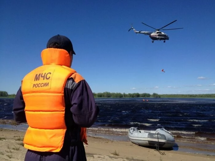 В Приморье спасатели нашли тело одного из троих рыбаков с перевернувшегося катера