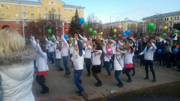 В Кемерове в честь акции «Полгода до фестиваля» прошёл танцевальный флешмоб