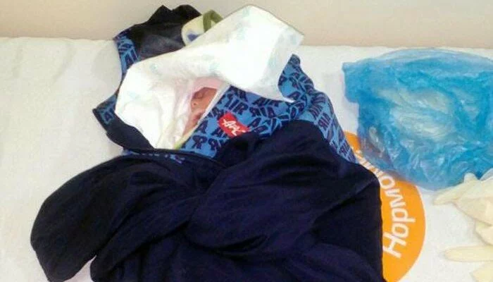 В Мариуполе дворник под кустами обнаружил новорожденную девочку