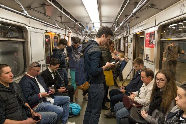 В московском метро у мужчины в рюкзаке задымился аккумулятор