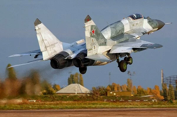 В небе над Астраханью истребители МиГ-29СМТ провели воздушный бой