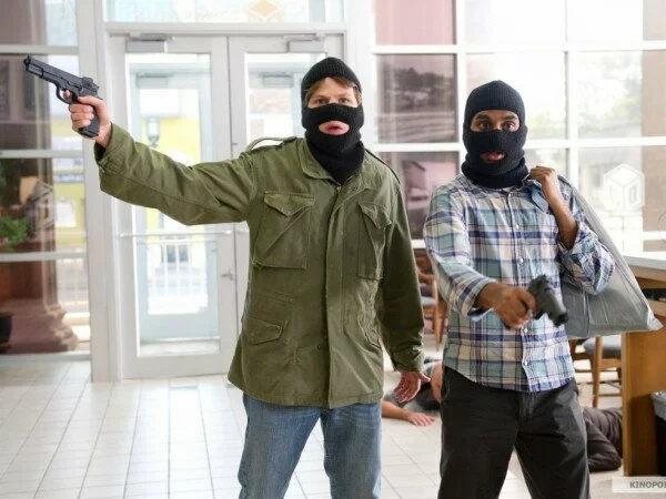 В Петербурге двое преступников ограбили салон связи