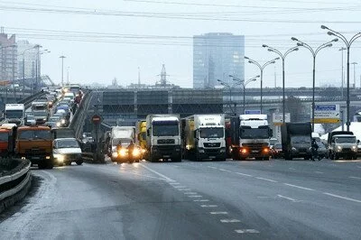 В Петербурге задержали дальнобойщиков, которые устроили несанкционированный заезд