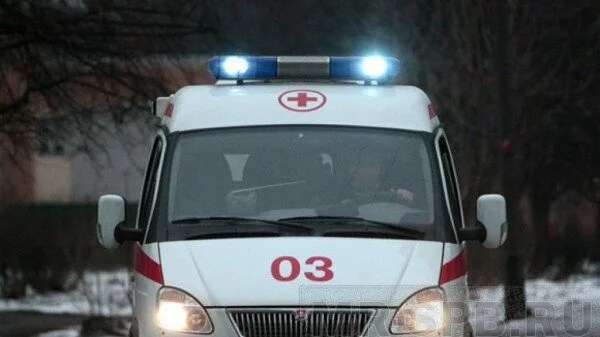 В Санкт-Петербурге пьяный мужчина разбил головой стекло на остановке Невского районе