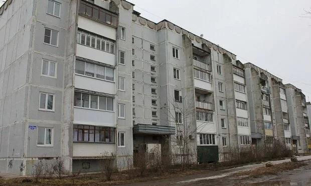 Власти Ржева обязали жильцов аварийной пятиэтажки снести дом за свой счет и пожить в гостинице