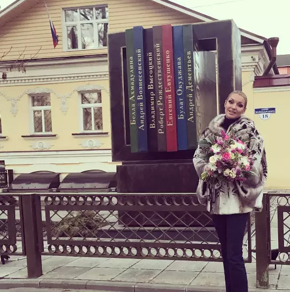 Анастасия Волочкова опубликовала поздравление с Днем Победы