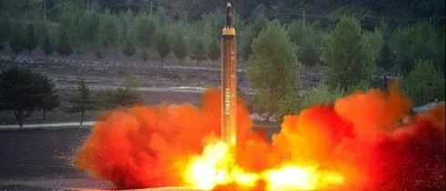Белый дом: КНДР запустила баллистическую ракету средней дальности