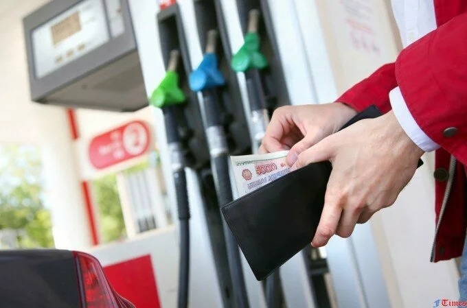 Эксперты: Цены на бензин в России сравнялись с американскими