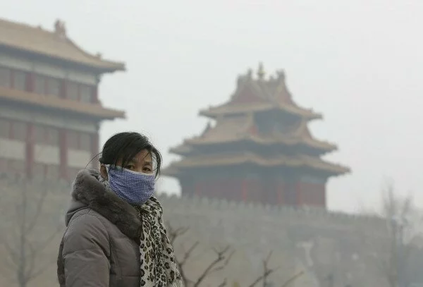 Из-за опасного смога жителям Пекина запрещено выходить на улицу
