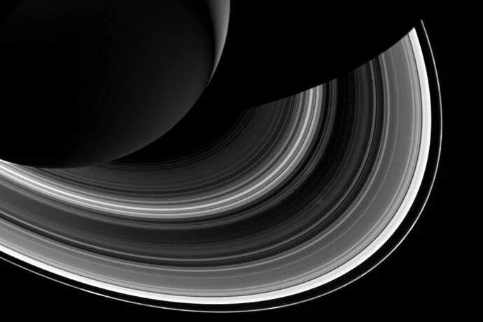 «Кассини» сделал фотографию огромной тени Сатурна на его кольцах