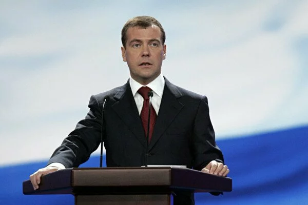 Медведев: Правительство решит вопрос пенсий для работающих пенсионеров