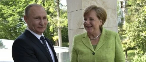 Меркель выразила надежду на снятие санкций с России