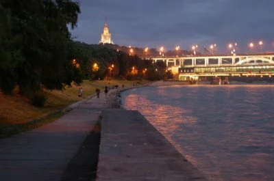 Набережная на Воробъевых горах затоплена водой из Москвы-реки