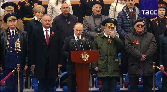 Парад к Дню Победы 2017: президент Молдавии сидит рядом с Путиным