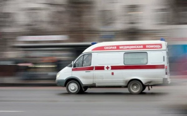 Саратовскую школьницу ранило отвалившееся от скорой колесо