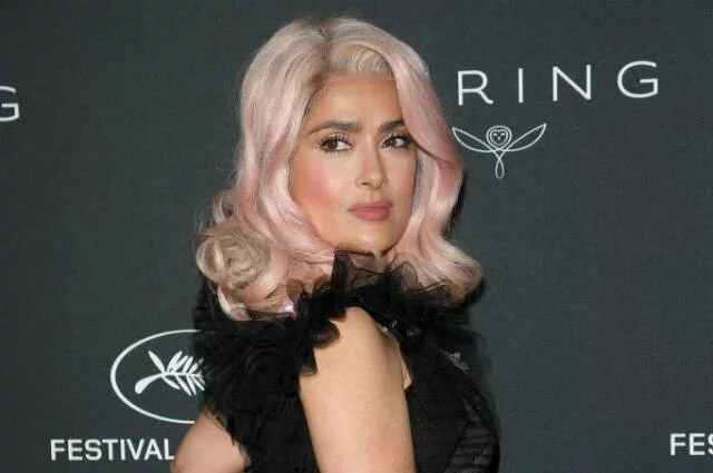 Смелый эксперимент: Сальма Хайек с розовыми волосами вызвала фурор в Каннах