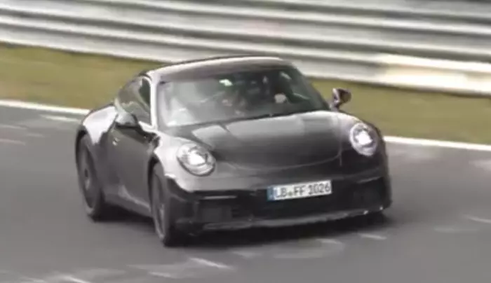 Обновленный Porsche 911 засняли на тестах в Нюрбургринге