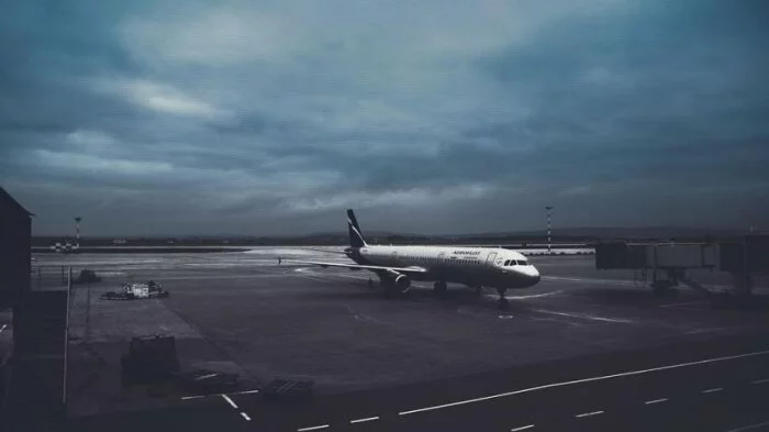 В аэропортах Москвы из-за непогоды отменили около 20 авиарейсов