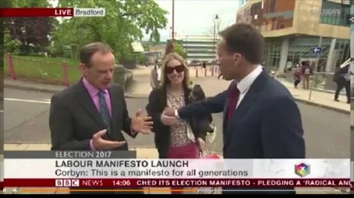 Ведущий BBC ухватился за грудь прохожей в прямом эфире