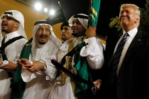 Трамп и король Саудовской Аравии станцевали 