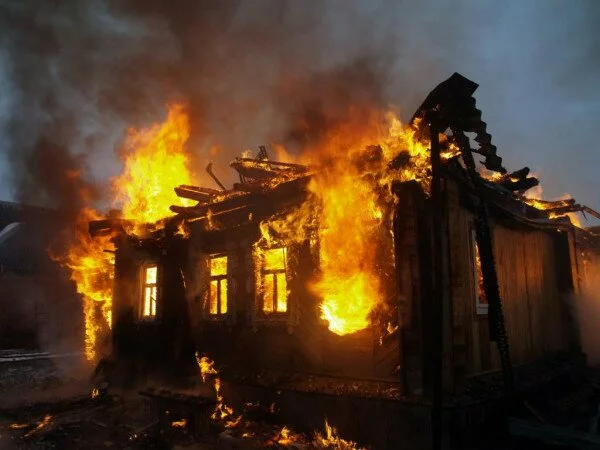 В Челябинске трое мужчин заживо сгорели в частном доме