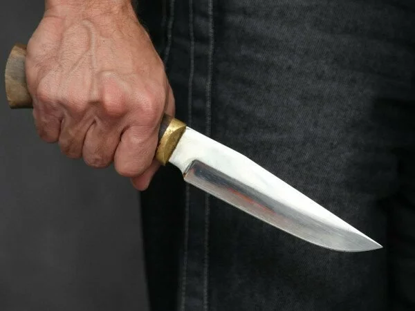 В Иерусалиме неизвестный мужчина напал на полицейского с ножом
