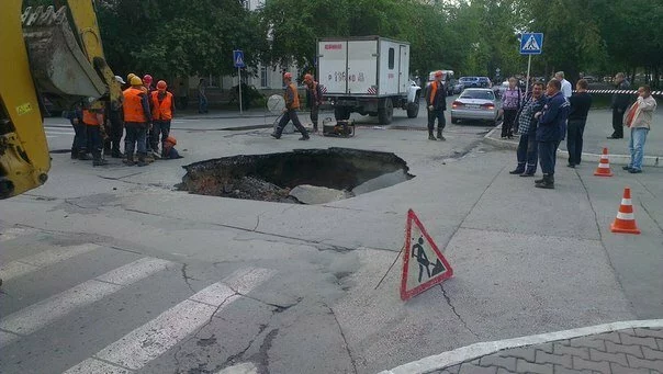 В Кемерово на проезжей части обвалился асфальт