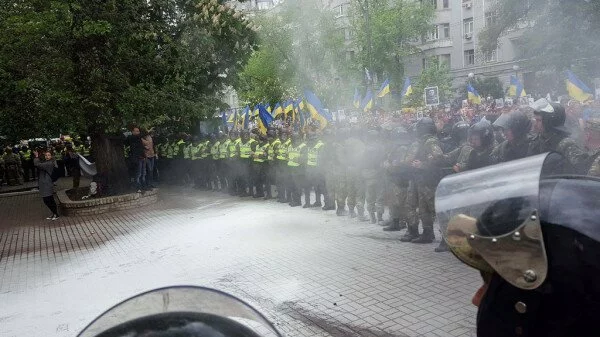 В Киеве из-за ОУН пострадал полицейский от дымовой шашки