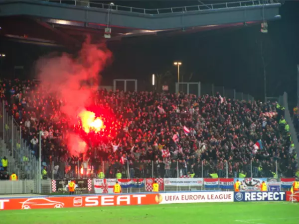 В Краснодаре перед футбольным матчем фанаты устроили массовую драку