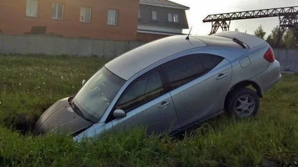 В Новосибирске девушка воткнула машину в яму у дороги