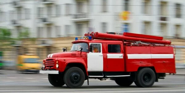 В Сети появилось видео тушения горящего авто в Липецке