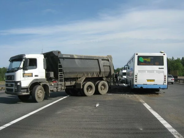 В Тульской области столкнулись пассажирский автобус с грузовиком