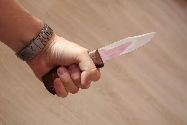 В Воронеже неизвестный мужчина изрезал ножом продавщиц мини-рынка