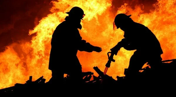 Во Владивостоке из горящей многоэтажки пожарные спасли 56 человек