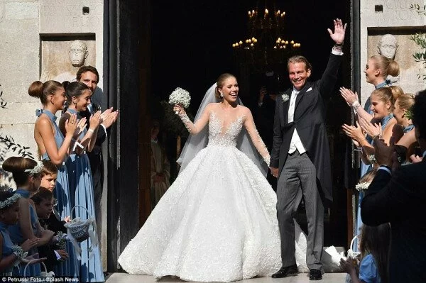 "Драгоценная" дочь Виктория Сваровски появилась под венцом в платье за 900 тысяч долларов
