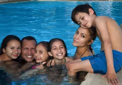 Дженнифер Лопес отдыхает с новым возлюбленным и его детьми