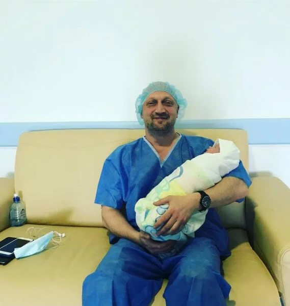 Гоша Куценко опубликовал первое фото своей третьей новорожденной дочкой