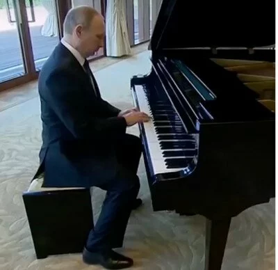 Иван Ургант показал, как Путин играет на пианино