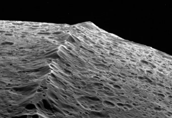 NASA получило новые снимки «черно-белой» луны Сатурна с «Кассини»вЂЌ
