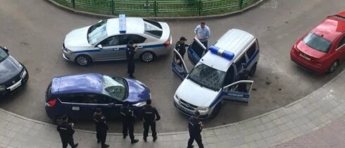 Навального задержали в подъезде дома за попытку пойти на митинг против коррупции