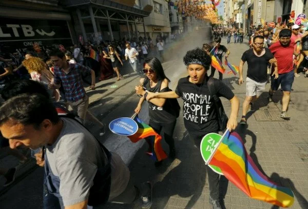 Полиция применила против участников гей-парада в Стамбуле резиновые пули