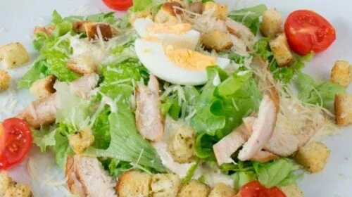 Салат "Цезарь": рецепт приготовления вкусного салата с курицей и сухариками