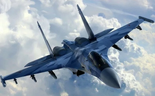 Су-27 помахал крылом: в Сети появилось видео подлета истребителя НАТО к самолету Шойгу