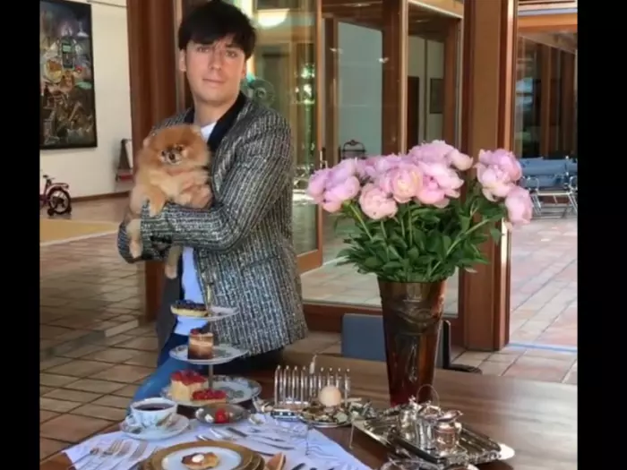 Instagram: Галкин высмеял аристократические показные завтраки Рудковской