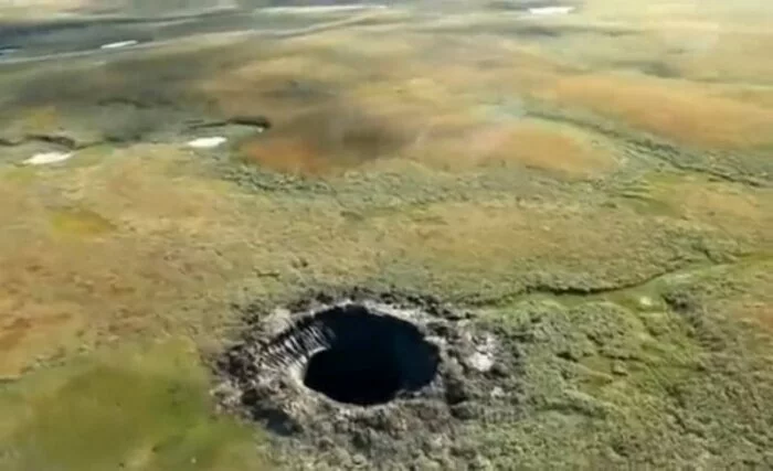 Метеорит или газ: В Сети появилось видео загадочной воронки в ХМАО