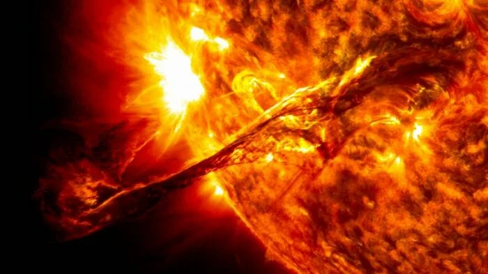 NASA обнаружили причину формирования “огненных волос” на Солнце